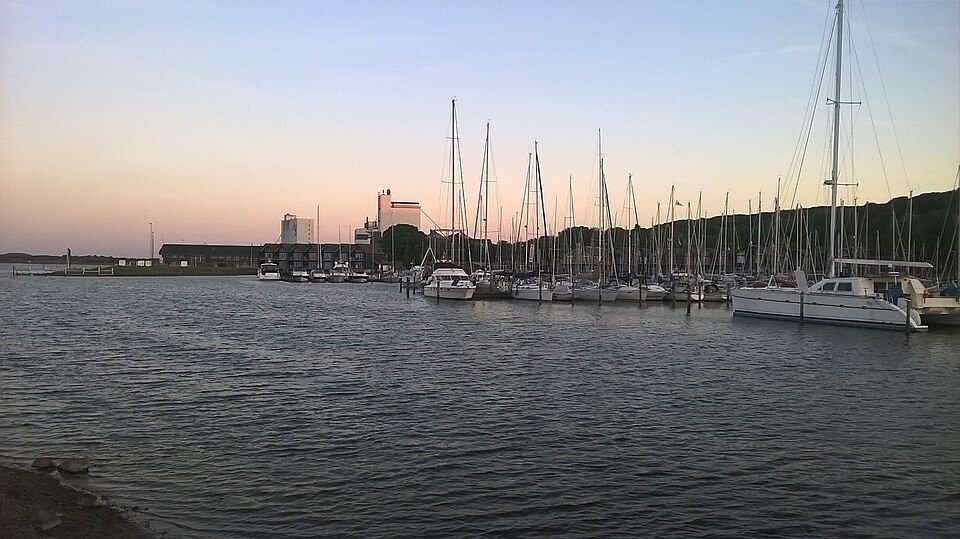 Skive Lystbådehavn ved fjorden i aftenlys