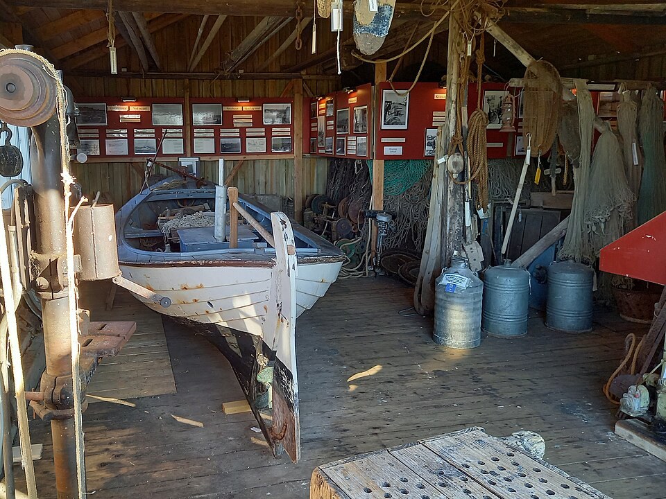 Båd og fiskeredskaber i bygningen ved Gammel Havn på Fur